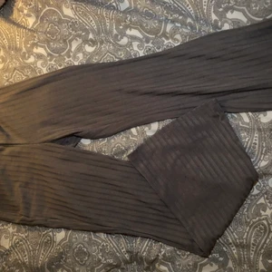 Byxor  - Gråa byxor som går ut i smalbenen storlek M. Kan mötas i Örebro och Eskilstuna 