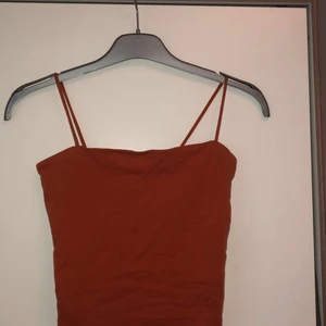 Basic snyggt linne! - Säljer detta helt oanvända basic minne ifrån Gina Tricot! Superfin orange/röd färg, en perfekt höstfärg 🍂 