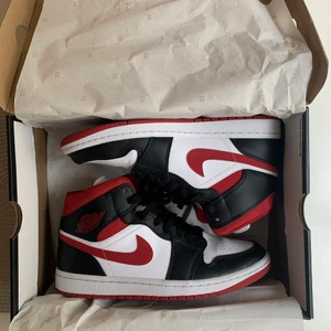 Jordan 1 Mids, röda - Tredje gången gillt, lägger upp igen pga. Oseriösa köpare först till kvarn.