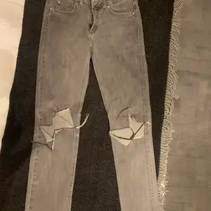 Jag säljer dessa gråa jeans från Acne med hål på knäna. De är i storlek 26/32 och är perfekt längd för mig som är 169. Anledningen till varför jag säljer dem är för att de har börjat bli lite för små på mig. 