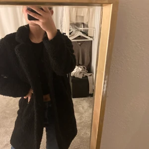 Teddy kappa - Teddy kappa använd fåtal gånger dvs jätte bra skick, 3 knappar som går att knäppa om man så vill det❤️ storlek S💕🍁🌲 passar perfekt till hösten som är Påväg! Storlek S