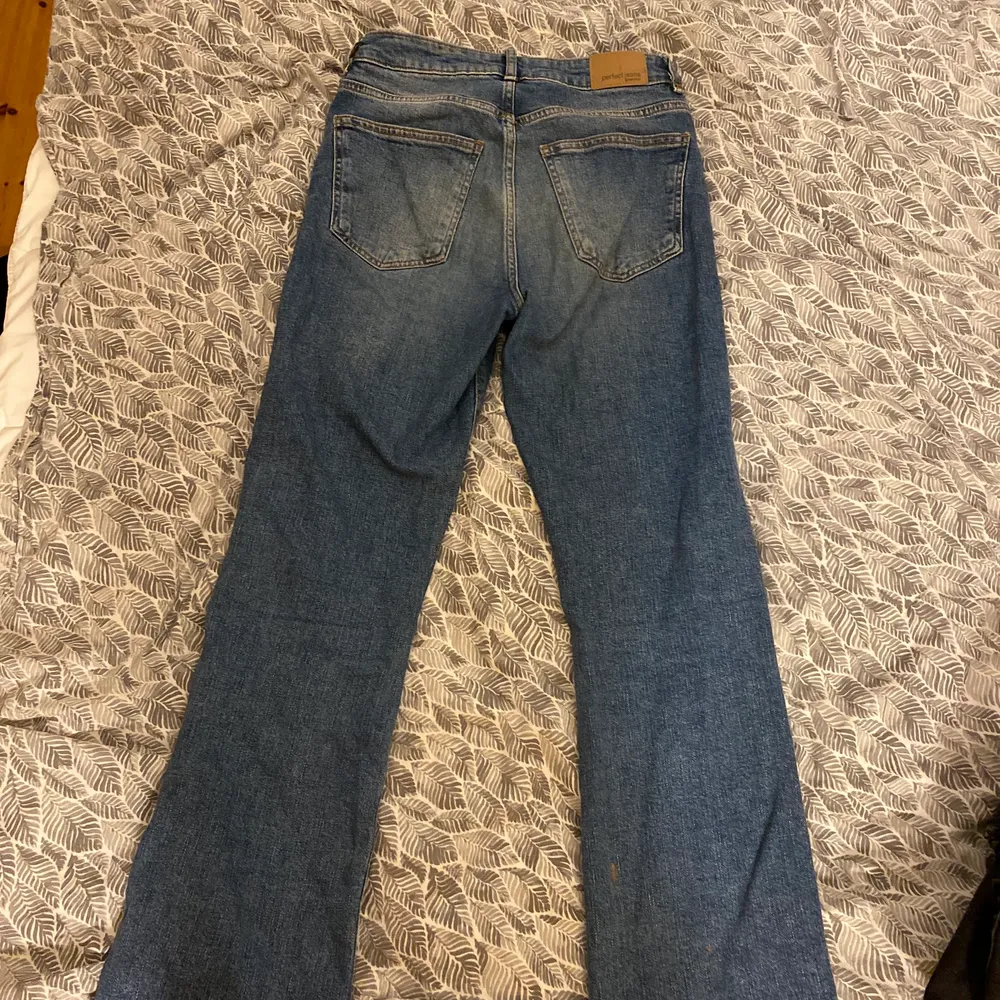 Säljer dessa fina mom jeans ifrån Gina tricot pga att jag inte använder dom längre, dom är jättefint skick. . Jeans & Byxor.