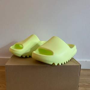 Helt nya och oanvända Adidas Yeezy Slide ”GREEN GLOW” i storleken 38/US 5. OBS! Kan dock vara små i storleken. Köpta från SNS och kvitto finns! Skriv om intresserade.                                                                  Pris: 1100 kr