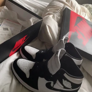 Jordan 1 high twist panda - Jag säljer mina jordan 1 byten är intressant skriv gärna om ni har frågor. Skora är storlek 41 och är använda 1 gång kvitto och låda finns.                                                        Kom med bud