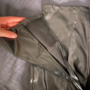 Skin byxor  - Svarta skin byxor med slits vid fötterna 