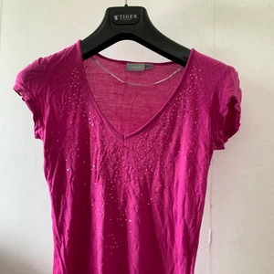 T-shirt - Jätte fin rosa t-shirt med v-ringning och rosa paljetter