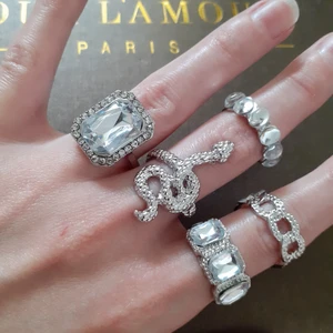 Ringar - Du får alla 5 ringarna för 50:-⚡Fem stycken sjukt fina ringar från JFR! Helt nya och endast provade men de sitter dessvärre för löst/glider av på mig som har ganska smala fingrar😥Alla ringarna är ca 17mm och den minsta är ca 16mm. Säljer alla i paketpris för 50:- totalt💖Frakt med Postnords S -emballage: 45:-