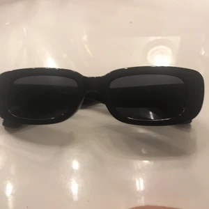 Solglasögon  - Snygga solglasögon som inkluderar solglasögonfodral och putsduk. Använd 2 gånger. Säljses pga inte passade min ansiktsstorlek