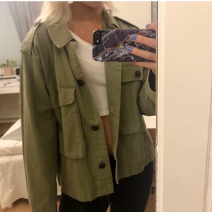 Grön jacka - Säljer min gröna jacka från HM☺️☺️