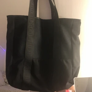 Sportväska  - Svart rymmlig sportväska. Med ett litet fack(kan visa facket mer i dm)