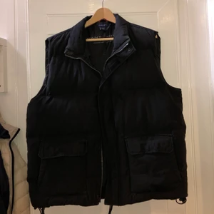 Gant väst i storlek L - Jag säljer en Gant väst i storlek L som är från herr avdelning. Det finns två fickor på fram sidan.