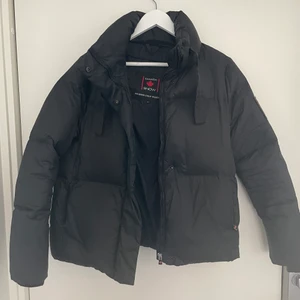 Canada Snow jacka!! - Säljer min Canada Snow Monroe puffer jacka i färgen svart. Den är i bra skick och inte använd så mycket. En snygg och varm jacka som är perfekt till vintren som kommer snart! Ordinarie pris är 2400kr jag säljer min för 1000kr! Eller kom med bud gärna, men inga skam bud! Har mer bilder om önskas!
