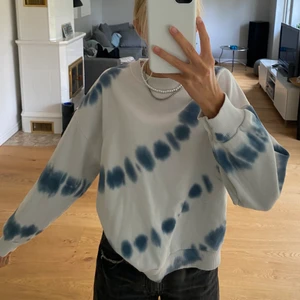 Sweatshirt - Jag säljer denna coola sweatshirt som är från american Eagle, köpt i usa 2019. Den är använd, men ändå i fint skick. Storlek xs, men passar även s. Köpt för 400kr ish, men säljs för 100kr+frakt som köparen står för💙🤍hör av dig vid intresse!
