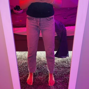Ett par zara Jeans i storlek 32. - Blåa zara Jeans som är för små för mig men väldigt finna.