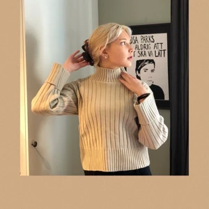 stickad tröja - Säljer min super fina beiga stickade tröja från prettylittlething ( tror jag) , fick den i julklapp för två år sen och har använt den några ggr. Köpare står för frakt 😇 M/L