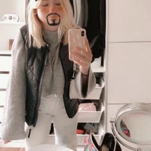 Väst  - Säljer min väst från Vero Moda pga för lite användning, den är typ som helt ny inte så mycket använd alls. För mer info kom dm. Priset kan diskuteras om.