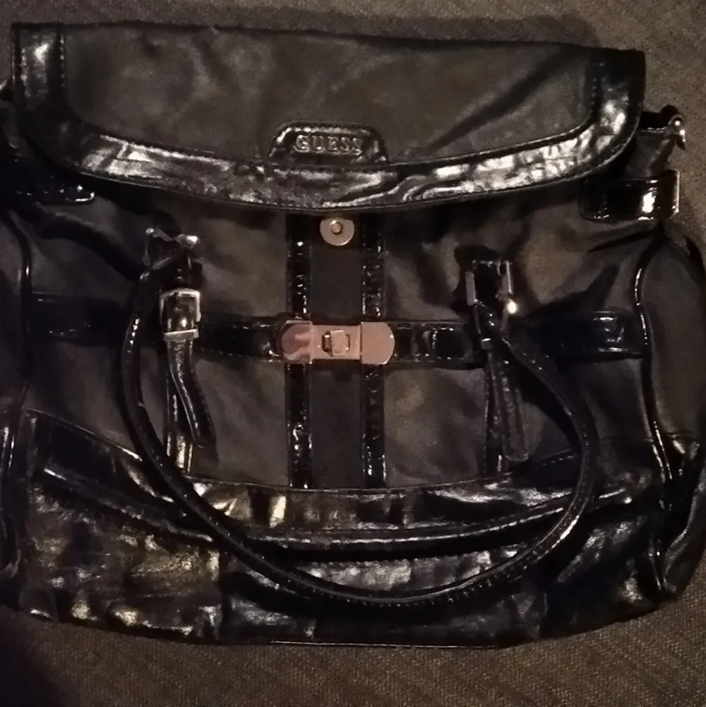 Handväska i märket Guess. Väskor.