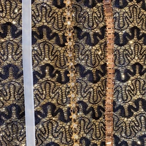  Chokers/halsband  - Super fina chokers använda varsamt! Inget fel eller så på dom. Den vita och den svarta kostar 15kr styck+frakt den rosa och den med guldiga blommor 40kr+frakt styck eftersom jag köpte dom två för 100kr styck. Vid snabbare affär kan jag sänka beroende på sänka priset!💗