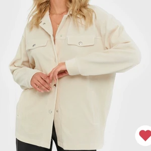 Snygg jacka - Snygg schaket från Nelly, använd 1 gång, nyskick. Storlek S men passar även M då den är lite oversized.  Frakt betalas av köpare, första bilden är lånad från Nelly. Pris kan diskuteras vid snabb affär!!!