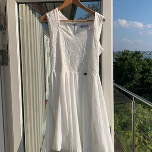 Chiara Forthi Klänning - Vit klänning i nyskick, aldrig använt. Köparen står för frakt. 