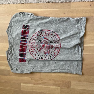 T-shirt  - Ramones T-shirt. Oklart vilken storlek, köpt från london. Passar storlek s/m.