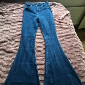 Jeans - Köpte de här byxorna från Shein för ungefär 250kr💗de är superfina och stretchiga o sköna men jag är tuvär för kort för att använda de☹️ jag är då 157 så tror att någon som är från 165-170 så skulle de här byxorna sitta perfekt💗byxan är i storlek S men skulle nog även passa en xs tror jag💗(har alldrig använt de helt nya bara provade) 