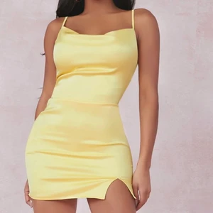 Oanvänd klänning i st XS - Säljer en jättefin satin-klänning i st XS. Den är helt använd. Jättefint och bra material. 