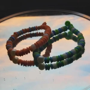 Röd och blå pärl armband💍🌺🌵 - Blåa armbandet för 14kr och det röda för 15kr + frakt!🌿 Armband med plattar olik färgade pärlor🥝🧸