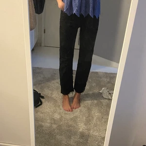 Zara jeans  - Svarta jeans från zara, aldrig använda bara på bild. Säljer då jag inte tycker de sitter bra på mig. Strl 34 motsvarar xs