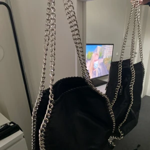 Väska med kedjor - Väska med kedjor, liknar Stella väskorna lite. Passar perfekt till skolan då den rymmer mycke. 💘💕 (finns inte att köpa längre i butik och ord pris där är 500kr)
