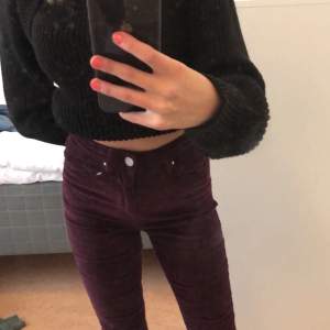 Mörklila och röd färgade jeans i ribbat mönster från Cubus. Det är skinny jeans i storlek XS