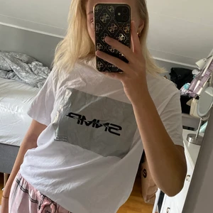 Supercool t-shirt från Weekday med tryck  - Trycket är i ett ”prassligt” material. Det är lite glansigt o reflekterar lite olika färger (syns lite på bild 2). Storlek XS men oversized så passar upp mot M också! Frakten ingår i priset ❤️ köptes för ca 200-250kr 