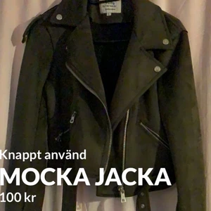 Mocka jacka mörkgrön  - Knappt använd, så i väldigt fint skick. Storlek L. Finns i Kungälv eller kan skickas om köparen står för frakten. :) har swish! 