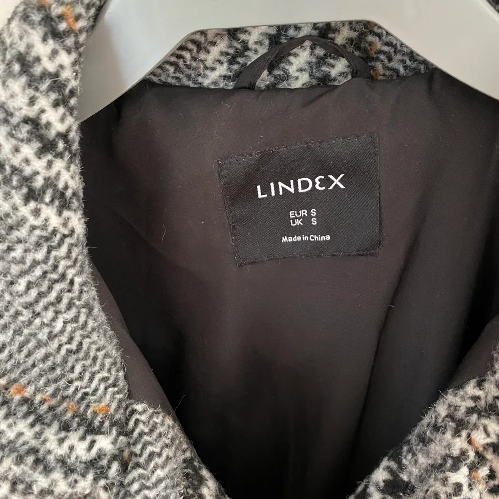 I princip oanvänd kappa från Lindex, den är tyvärr för stor till mig. Storlek small och nyskick😊. Jackor.