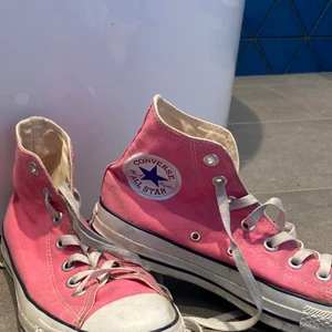 Rosa converse 💗 - Intressekoll på dessa asballa converse i hög modell! 💕 säljer pga att de blivit lite små för mig men funkar ändå så säljer ändast för bra pris! 💐✨ skorna är i bra skick, buda för 250 kr i kommentarerna eller p direkt är för 539 kr!☺️