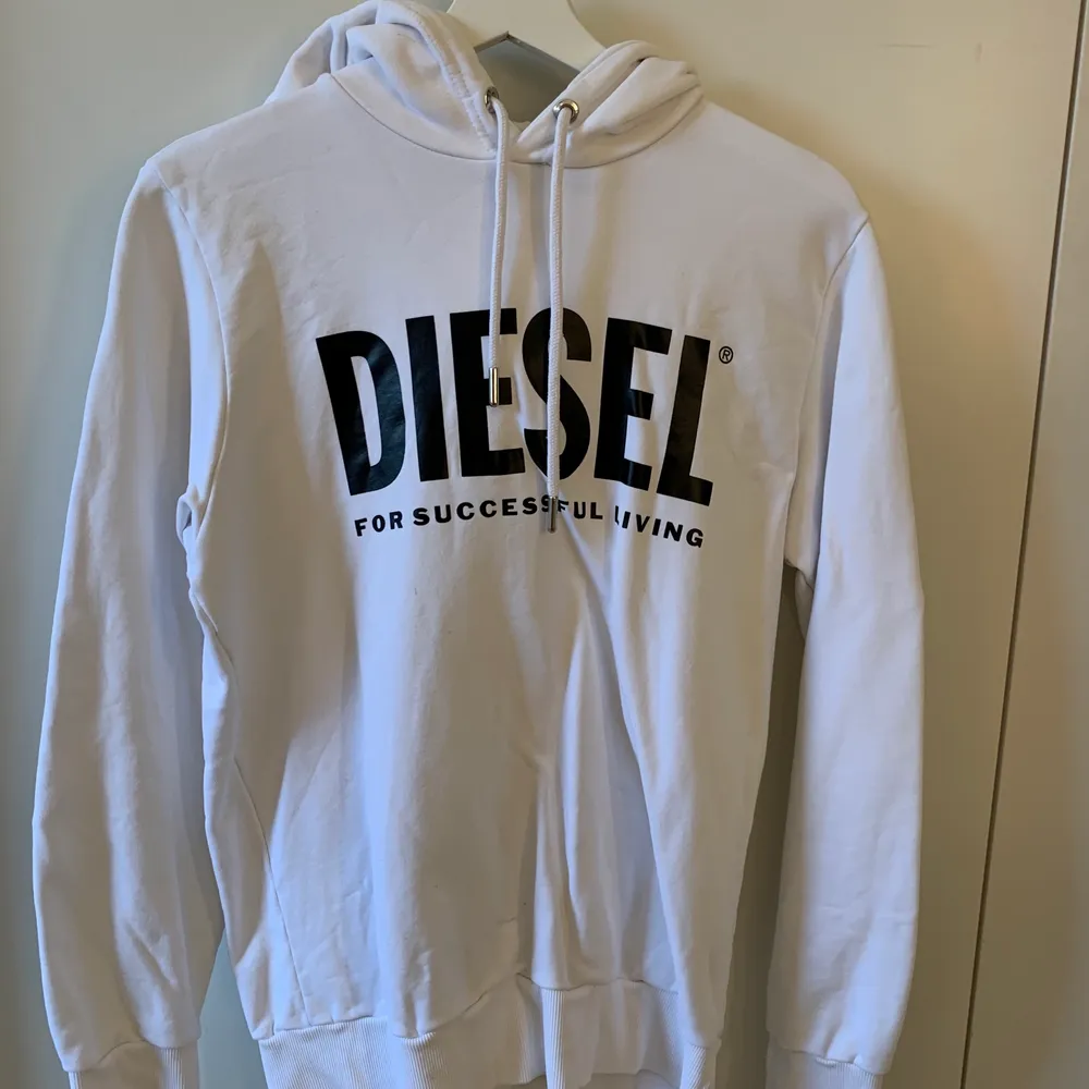 En nästintill oanvänd diesel hoodie ifrån PONDUS. Den är i storlek S men det är herr/unisex så något större. 999kr ursprungspris. Tröjor & Koftor.