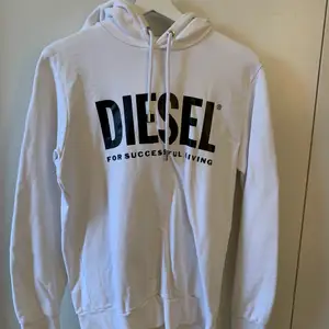 En nästintill oanvänd diesel hoodie ifrån PONDUS. Den är i storlek S men det är herr/unisex så något större. 999kr ursprungspris