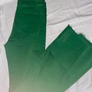 ZARA JEANS - Aldrig använda Zara jeans! I storlek 40 men passar strlk 38 också.