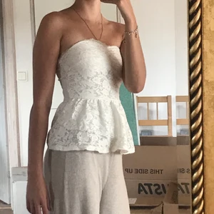 Vitt Linne - Vitt fantastiskt linne som tyvärr blivit litet för mig, ger mig sånna Paris- vibes! OTROLIGT najs 🧚 pris kan disskuteras, skriv i PM för frågor 💜