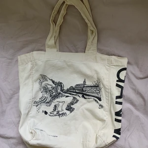 Ganni tygpåse  - Supersnygg och använd GANNI tygpåse med en mindre ficka på insidan. 