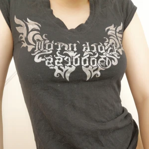 Snyggt svart t-shirt - Snyggt svart t-shirt med silver glittrigt tryck. Det står rock n roll godess på tröjan. 