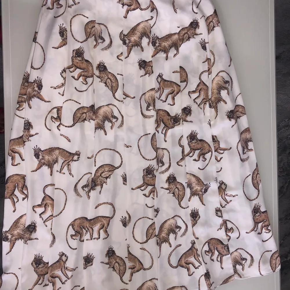 H&m monkey skirt hotsell