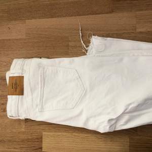 Vita fina jeans från stradivarius! Använda max tre gånger och byxorna är i ett väldigt fint skick❤️ 150kr exklusive frakt