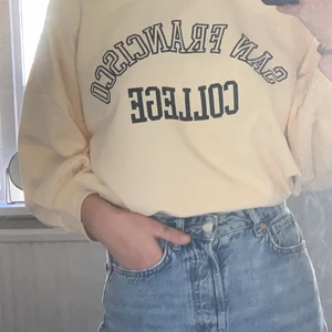 Fin college tröja❤️ - Hej säljer nu en super fin college tröja då jag nt hitta något att ha till den💕 bara använd till bilder annars helt ny💞 det är en storlek L men passar som s/m skriv om ni är intresserade ❤️