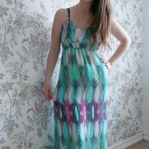 Lång klänning medium - Jätte fin klänning medium. Bara fråga om du funderar över något. Fint skick! 