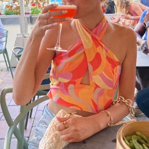 Zara Topp - Skit snygg topp från zara! Den är verkligen så fin och färgglad, den är i strlk S men eftersom det är knytband så funkar den nog för många. Jag är normalt vis en Xs🌸