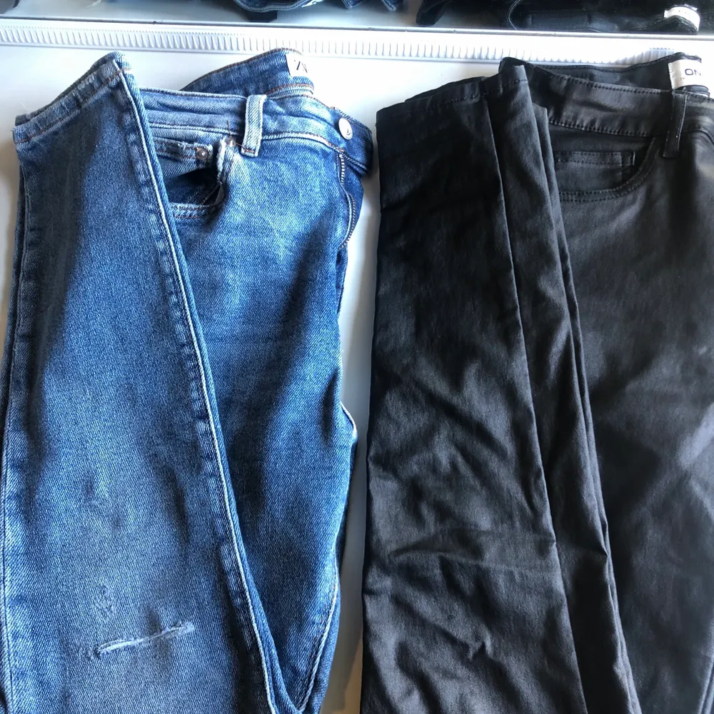 Säljer mina par byxor för 60 kr styck , med frakt 80( kan diskuteras)                                                           Svarta lack byxor i storlek M från ONLY( aldrig använd)                                                                      Blåa jeansen- zara blåa jeans med lite skit i storlek 42( aldrig använd). Jeans & Byxor.