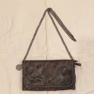 Grå axelväska  - Säljer den Stella McCartney liknade väska💙 Är i väldigt fint skick då den är använd ca 1-2 gånger💙 köp direkt för 200kr💙 kontakta mig för fler bilder💙 köparen står för frakten