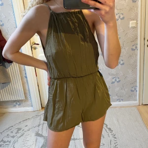 Playsuit - Såå fin playsuit till sommaren!! Den är justerbar i nacken och väldigt stretchig! 💕