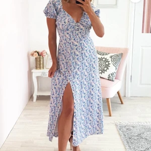 Sötaste sommaeklänningen - Den perfekta sommarklänningen med slits. Tyvärr något förliten för mig och helt oanvänd. Är i storlek uk 10 som motsvarar 38 men passar 36 med då de är stretch i ryggen. Går frakta om köparen står för den💙🦋 Avslutas 19 mars  22.00 & buda i kommentarerna